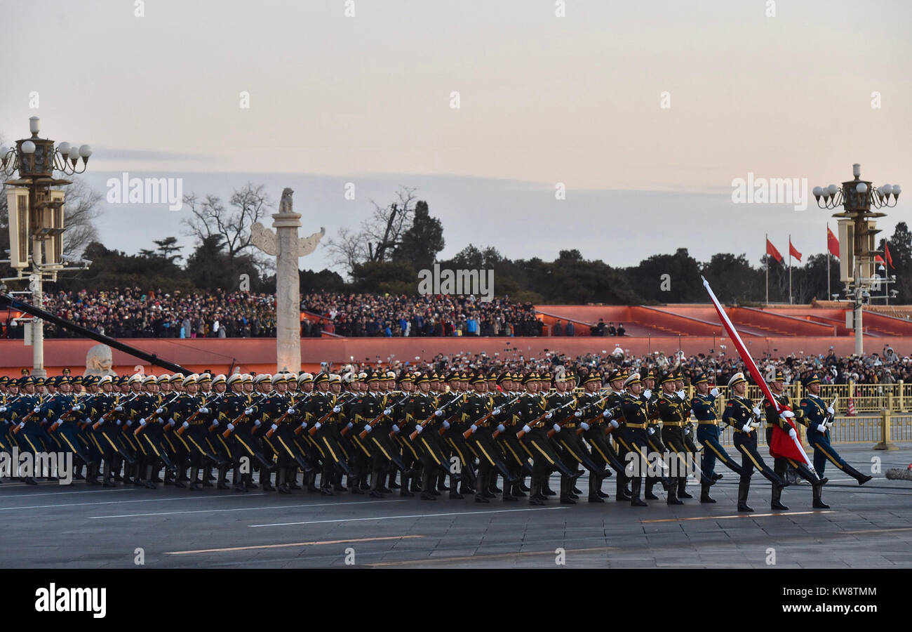 Pechino, Cina. 1a gen, 2018. Guardia d'onore del popolo cinese della Esercito di Liberazione (PLA) eseguire la bandiera nazionale di sensibilizzazione a dovere la Piazza Tian'anmen a Pechino Capitale della Cina, 1 gennaio, 2018. La responsabilità per la sorveglianza della Cina di bandiera nazionale e sparare cannoni salutano in piazza Tiananmen è stata trasferita al popolo cinese della Esercito di liberazione da gen. 1, 2018, come autorizzato dal Comitato Centrale del Partito comunista cinese. Prima di Gen 1, la cerimonia di premiazione è stata condotta dalla polizia armata. Credito: Luo Xiaoguang/Xinhua/Alamy Live News Foto Stock