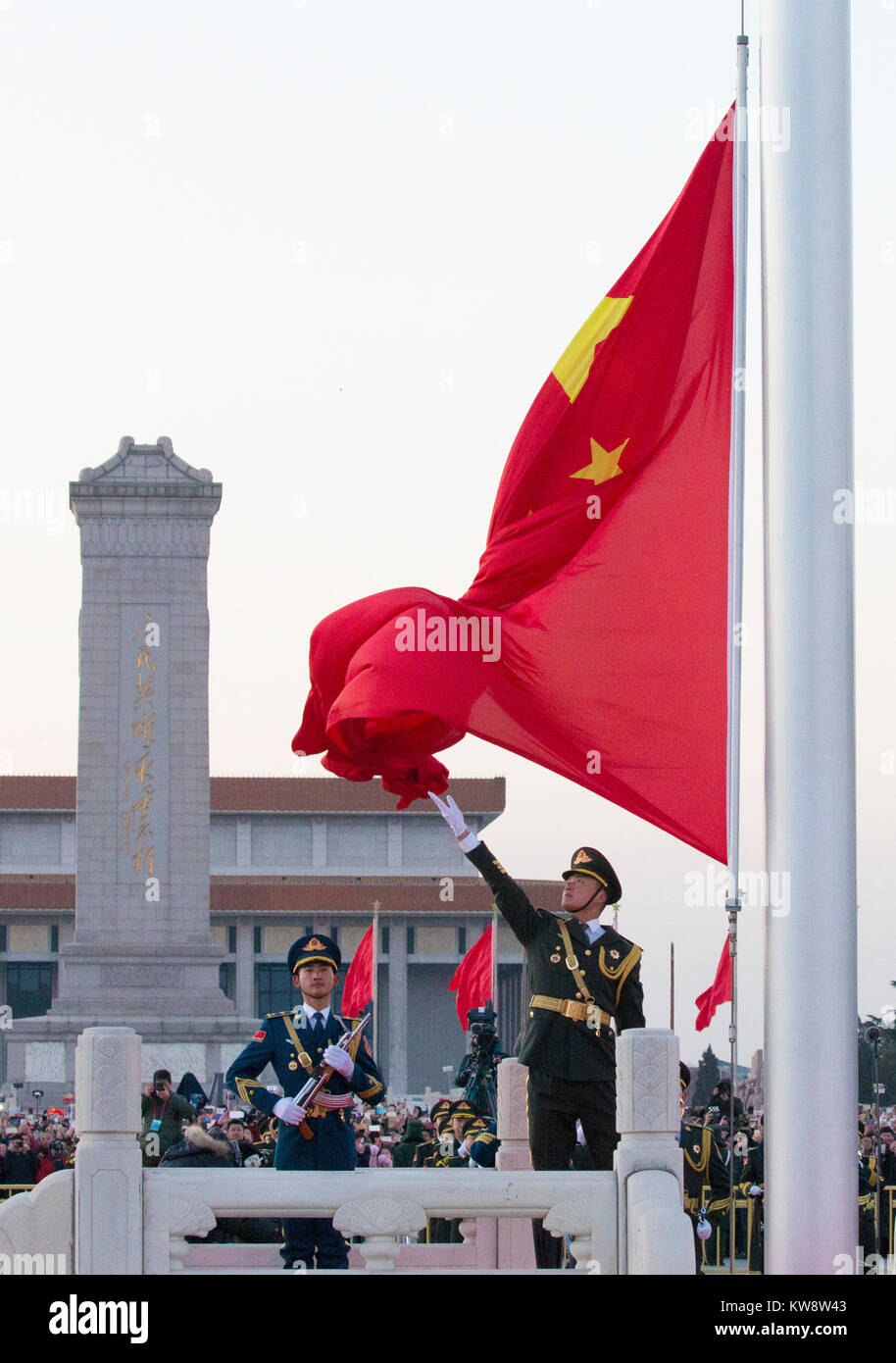 Pechino, Cina. 1a gen, 2018. Guardia d'onore del popolo cinese della Esercito di Liberazione (PLA) eseguire la bandiera nazionale di sensibilizzazione a dovere la Piazza Tian'anmen a Pechino Capitale della Cina, 1 gennaio, 2018. La responsabilità per la sorveglianza della Cina di bandiera nazionale e sparare cannoni salutano in piazza Tiananmen è stata trasferita al popolo cinese della Esercito di liberazione da gen. 1, 2018, come autorizzato dal Comitato Centrale del Partito comunista cinese. Prima di Gen 1, la cerimonia di premiazione è stata condotta dalla polizia armata. Credito: Ju Zhenhua/Xinhua/Alamy Live News Foto Stock