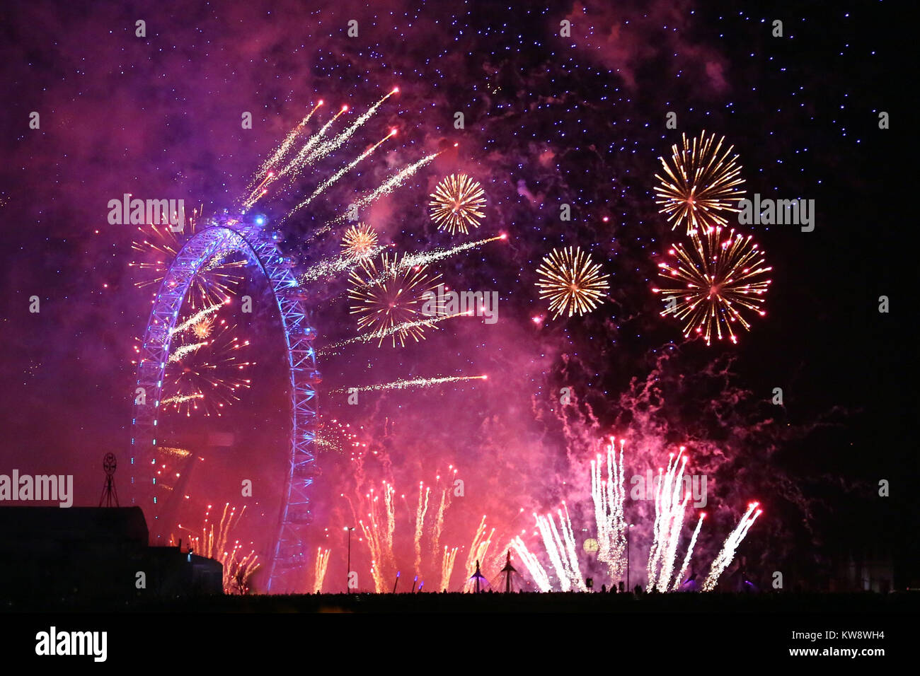 Londra, Regno Unito. 1a gen, 2018. Capodanno fuochi d'artificio, Londra Credito: Paul Brown/Alamy Live News Foto Stock