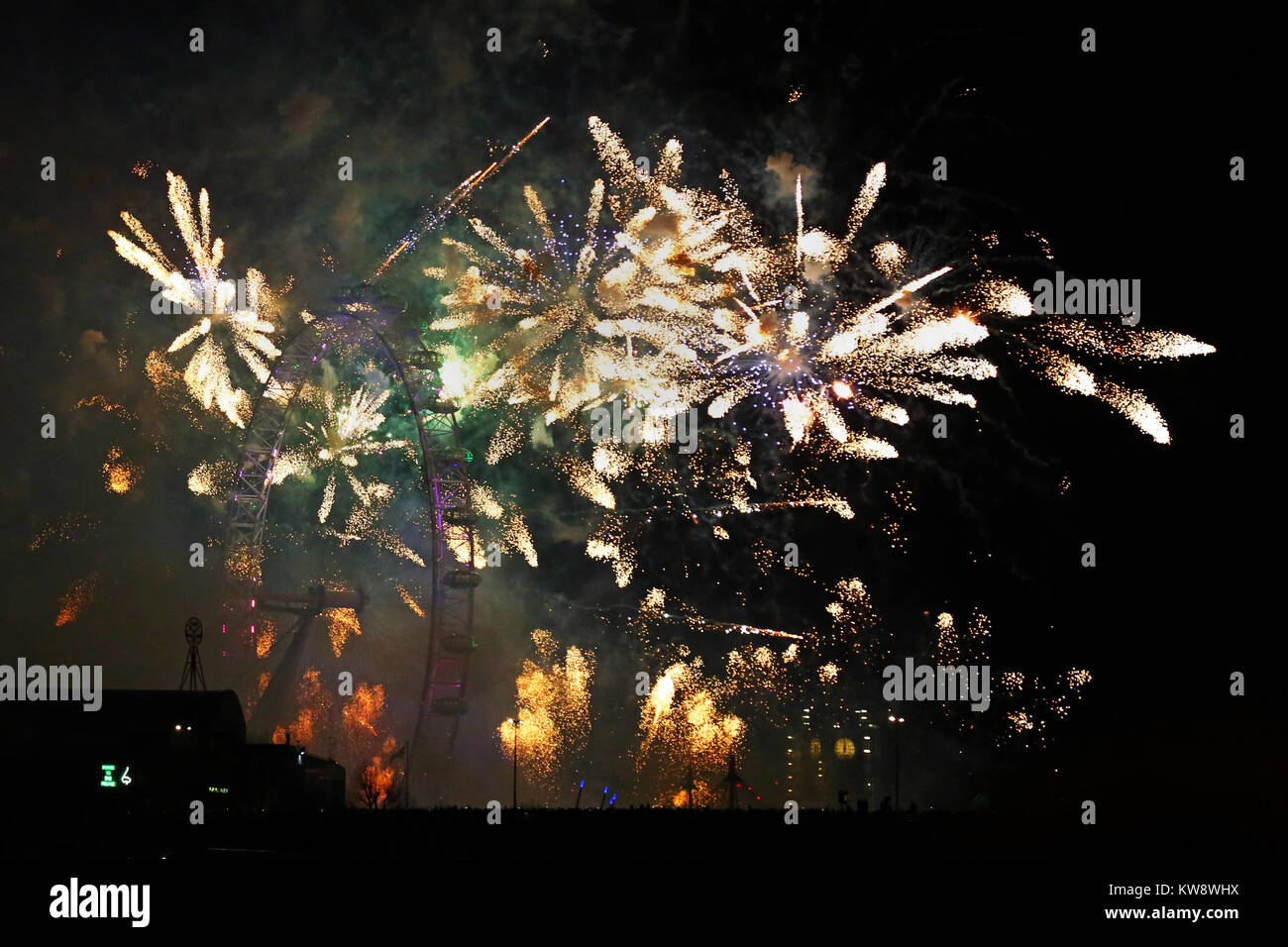 Londra, Regno Unito. 1a gen, 2018. Capodanno fuochi d'artificio, Londra Credito: Paul Brown/Alamy Live News Foto Stock