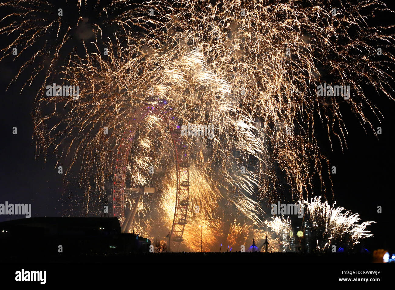 Londra, Regno Unito. 1a gen, 2018. Capodanno fuochi d'artificio, Londra Credito: Paul Brown/Alamy Live News Foto Stock