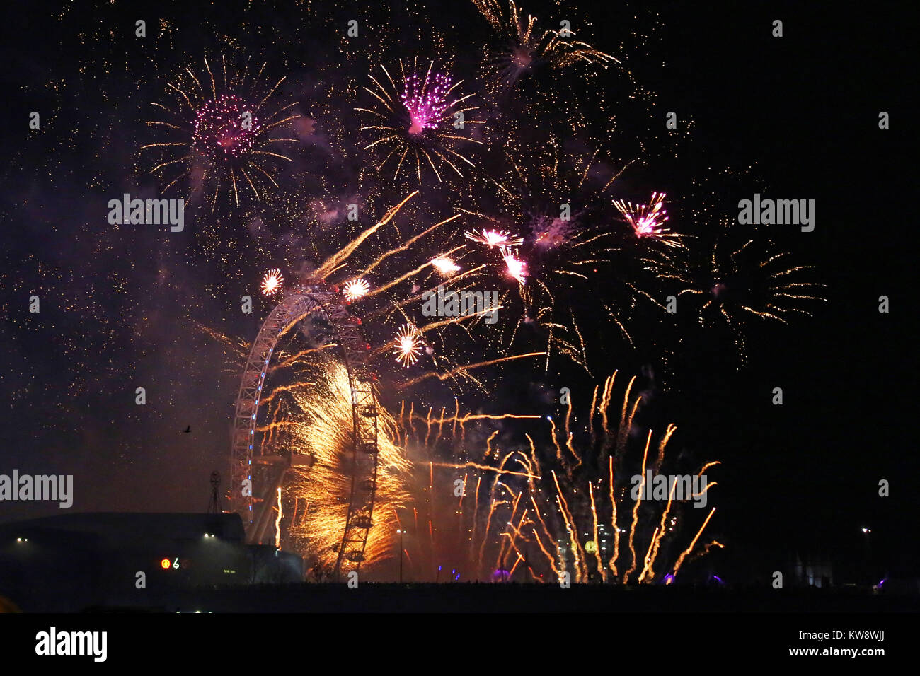 Londra, Regno Unito. 1a gen, 2018. Capodanno fuochi d'artificio, Londra Credito: Paul Brown/Alamy Live News Foto Stock