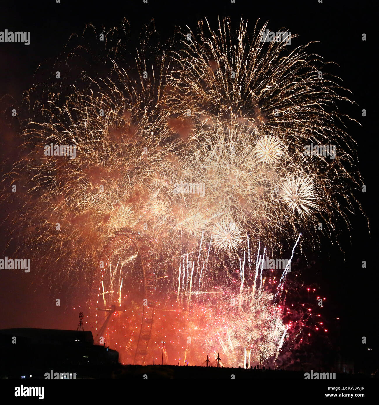 Londra, Regno Unito. 1a gen, 2018. Capodanno fuochi d'artificio, Londra Credito: Paul Brown/Alamy Live News Foto Stock