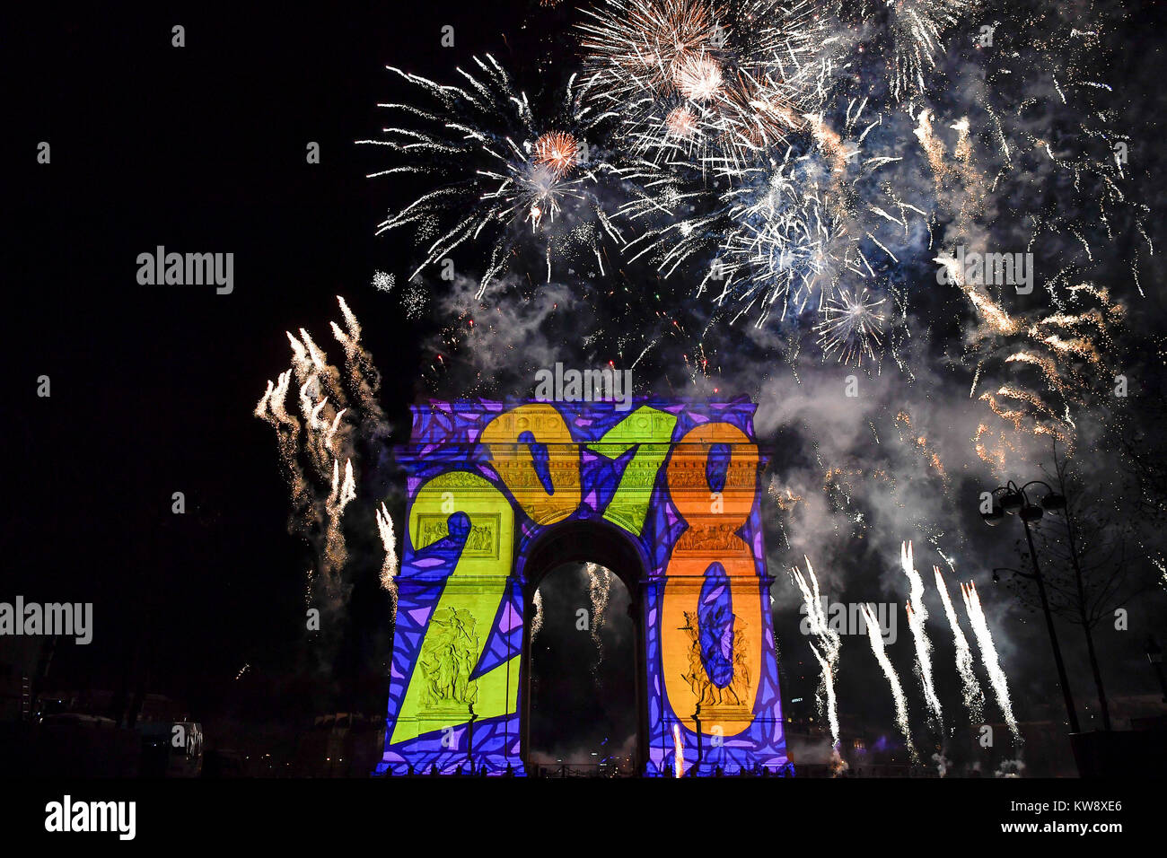 Parigi. 1a gen, 2018. Foto scattata il 1 gennaio 2018 mostra l'Arco di Trionfo a Parigi, Francia. Parigi celebra la venuta del anno 2018 proiettando un'animazione intitolato "vita parigina' sull'Arco di Trionfo. Credito: Chen Yichen/Xinhua/Alamy Live News Foto Stock