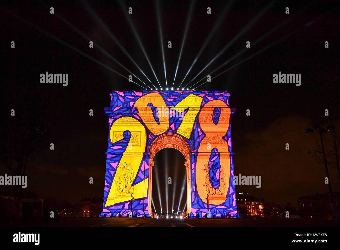 Parigi. 1a gen, 2018. Foto scattata il 1 gennaio 2018 mostra l'Arco di Trionfo a Parigi, Francia. Parigi celebra la venuta del anno 2018 proiettando un'animazione intitolato "vita parigina' sull'Arco di Trionfo. Credito: Chen Yichen/Xinhua/Alamy Live News Foto Stock
