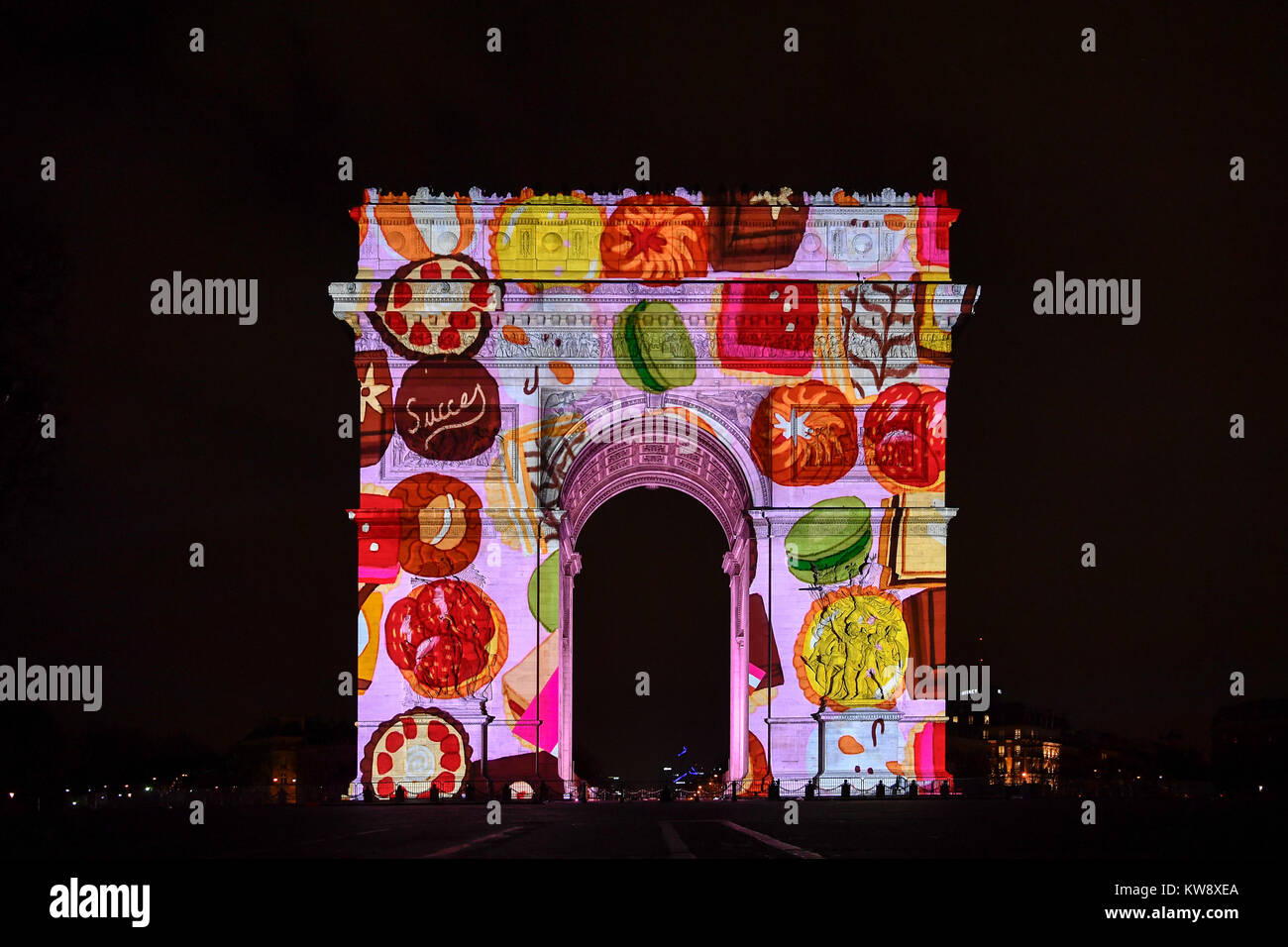 Parigi. 31 Dic, 2017. Foto scattata a Dic. 31, 2017 mostra l'Arco di Trionfo a Parigi, Francia. Parigi celebra la venuta del anno 2018 proiettando un'animazione intitolato "vita parigina' sull'Arco di Trionfo. Credito: Chen Yichen/Xinhua/Alamy Live News Foto Stock