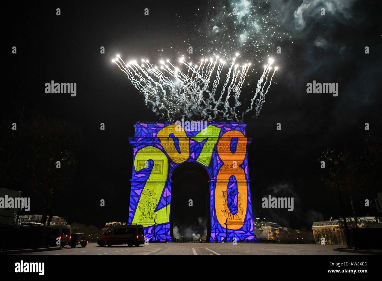 Parigi. 1a gen, 2018. Foto scattata il 1 gennaio 2018 mostra l'Arco di Trionfo a Parigi, Francia. Parigi celebra la venuta del anno 2018 proiettando un'animazione intitolato "vita parigina' sull'Arco di Trionfo. Credito: Chen Yichen/Xinhua/Alamy Live News Foto Stock