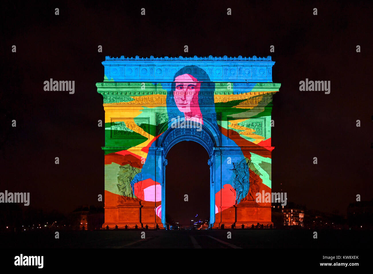 Parigi. 31 Dic, 2017. Foto scattata a Dic. 31, 2017 mostra l'Arco di Trionfo a Parigi, Francia. Parigi celebra la venuta del anno 2018 proiettando un'animazione intitolato "vita parigina' sull'Arco di Trionfo. Credito: Chen Yichen/Xinhua/Alamy Live News Foto Stock