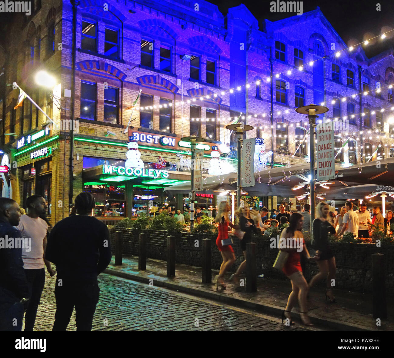 Liverpool, Regno Unito. 31 Dic, 2017. Fêtards in Concert Square, Liverpool godendo della Vigilia di Capodanno. Il 1 dicembre del 2017. Credito: Pak Hung Chan/Alamy Live News Foto Stock