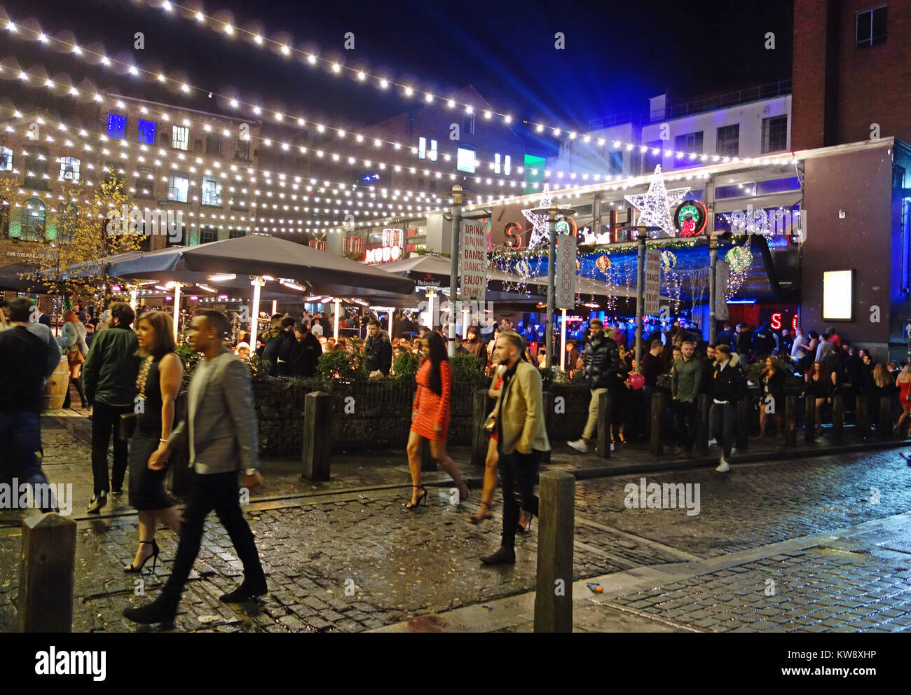 Liverpool, Regno Unito. 31 Dic, 2017. Fêtards in Concert Square, Liverpool godendo della Vigilia di Capodanno. Il 31 dicembre, 2017. Credito: Pak Hung Chan/Alamy Live News Foto Stock