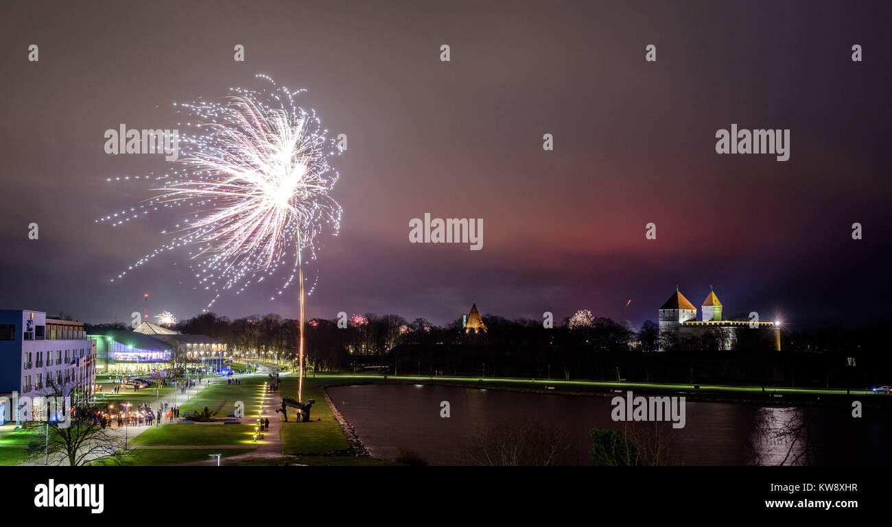 Kuressaare, Estonia. 31 Dic, 2017. Fuochi d'artificio si vede vicino il castello di Kuressaare durante la vigilia di Capodanno. Kuressare è una città e un comune Su Saaremaa island e che è la capitale della contea di Saare e la città più occidentale in Estonia. Credito: Hendrik Osula/SOPA/ZUMA filo/Alamy Live News Foto Stock