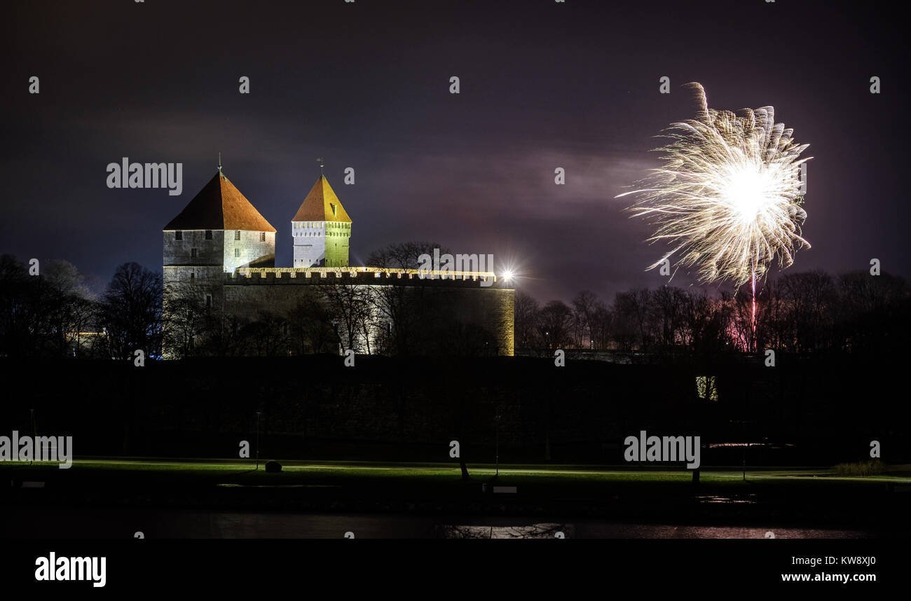 Kuressaare, Estonia. 1a gen, 2018. Fuochi d'artificio si vede vicino il castello di Kuressaare durante la vigilia di Capodanno. Kuressare è una città e un comune Su Saaremaa island e che è la capitale della contea di Saare e la città più occidentale in Estonia. Credito: Hendrik Osula/SOPA/ZUMA filo/Alamy Live News Foto Stock