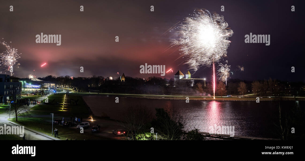 Kuressaare, Estonia. 1a gen, 2018. Fuochi d'artificio si vede vicino il castello di Kuressaare durante la vigilia di Capodanno. Kuressare è una città e un comune Su Saaremaa island e che è la capitale della contea di Saare e la città più occidentale in Estonia. Credito: Hendrik Osula/SOPA/ZUMA filo/Alamy Live News Foto Stock