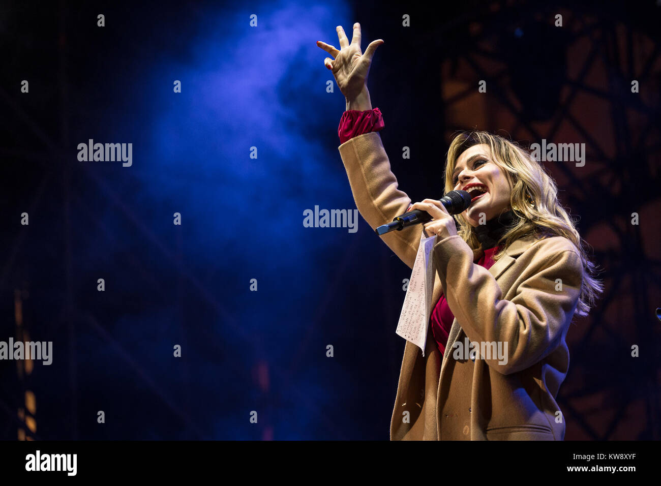 Salerno, Italia. 31 Dic, 2017. Concerto di Capodanno a Salerno, in Piazza Amendola, con la cantante internazionale di Fiorella Mannoia. Sul palco anche Serena Autieri e il Sindaco di Salerno Vincenzo Napoli per il toast. Gran finale con lo spettacolo di fuochi d'artificio. (Italia, Salerno, 31 dicembre 2017) il credito: Indipendente Agenzia fotografica/Alamy Live News Foto Stock