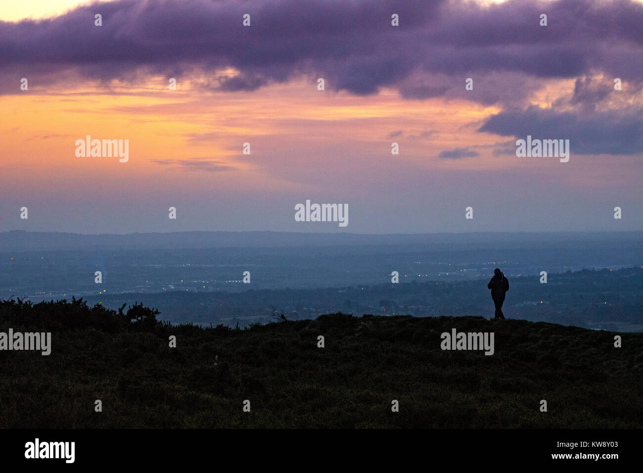 Flintshire, Galles, 1 gennaio 2018, UK Meteo. Un avvio a freddo nel tempo ventoso oggi sulla montagna Halkyn, Flintshire all inizio del nuovo anno come la mattina presto hill walker prende l'inizio del nuovo anno sunrise da Flintshire verso Cheshire © DGDImages/Alamy Live News Foto Stock