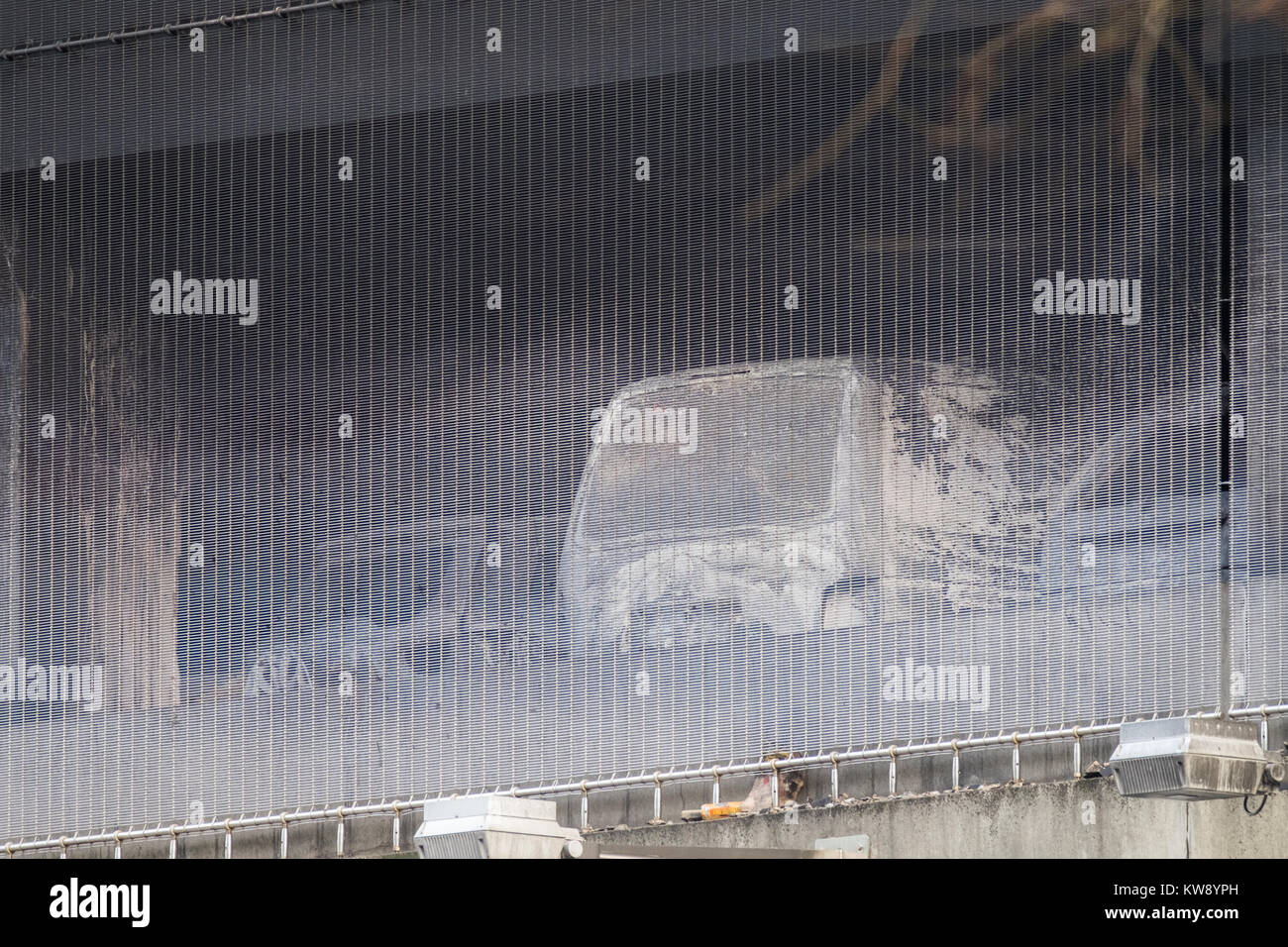 Liverpool, Regno Unito: Jan 1, 2018. Servizi di emergenza rimangono sulla scena di un parcheggio auto fire lunedì 1 gennaio 2018 all'Echo Arena parco auto in Liverpool, UK. Il fuoco che è iniziato il 31 dicembre 2017 è creduto di aver distrutto tutti i veicoli all'interno del parcheggio. Credito: Christopher Middleton/Alamy Live News Foto Stock