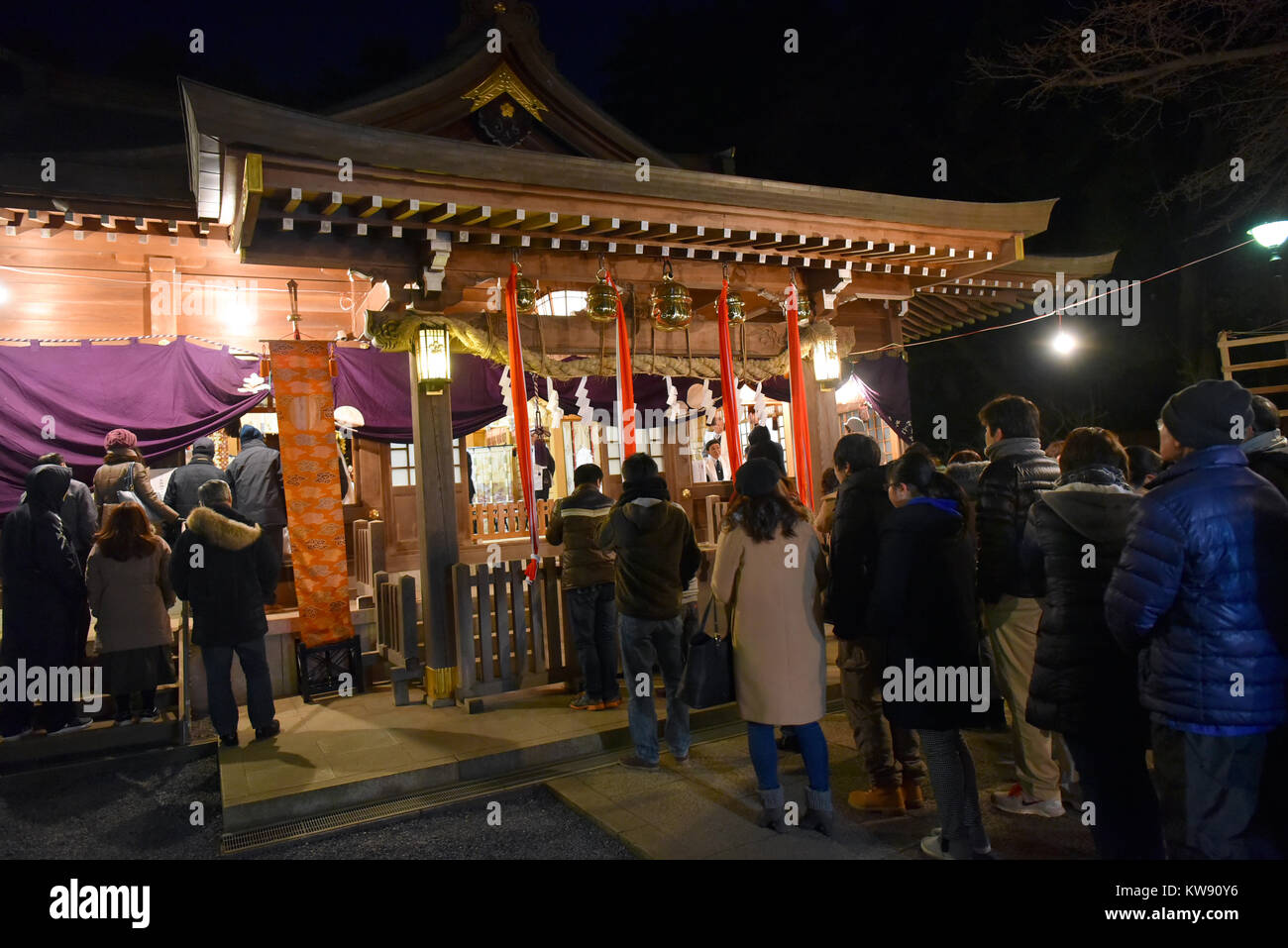 Tokorozawa, Giappone. 1a gen, 2018. Allo scoccare della mezzanotte, centinaia di cittadini si scende su un santuario locale per offrire le loro preghiere prima del nuovo anno in Tokorozawa, Tokyos sobborghi occidentali Lunedì 1 Gennaio 2018. In tutto il paese, milioni di giapponese visitare santuari e templi, alcune offrono nuovi anni prima preghiere mentre gli altri primi voti nella plurisecolare prassi. Credito: Natsuki Sakai/AFLO/Alamy Live News Foto Stock