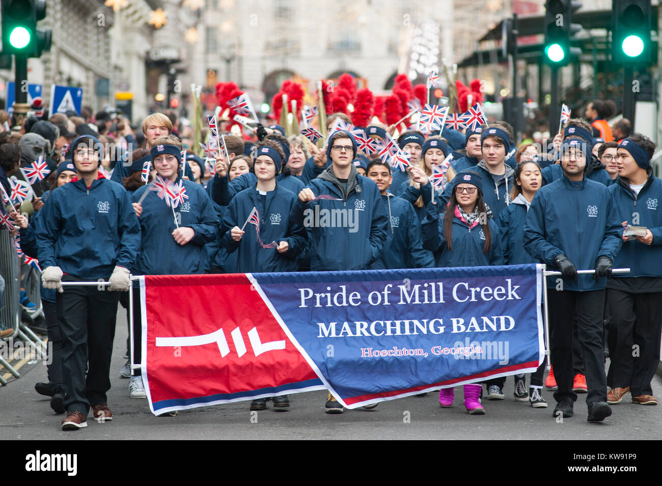 Il centro di Londra, Regno Unito. 1a gen, 2018. Londra la spettacolare Capodanno parata inizia a mezzogiorno in Piccadilly, rendendo la strada famosa West End arterie, finitura in piazza del Parlamento a 3.00pm. Mill Street High School Concert Orchestra dalla Georgia, Stati Uniti d'America. Credito: Malcolm Park/Alamy Live News. Foto Stock