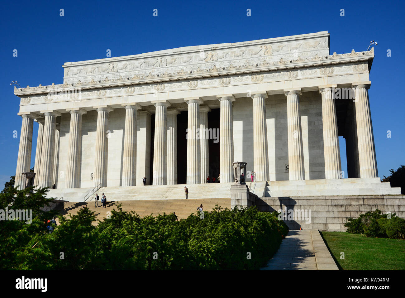 Esterno del Lincoln Memorial, Washington DC, Stati Uniti d'America su una luminosa giornata soleggiata con cielo blu chiaro Foto Stock