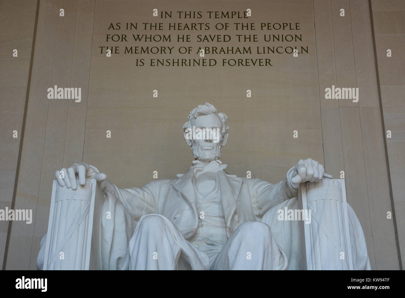 Close up shot interiore della statua in marmo di Abraham Lincoln seduto contemplando nel Lincoln Memorial, Washington DC, Stati Uniti d'America Foto Stock