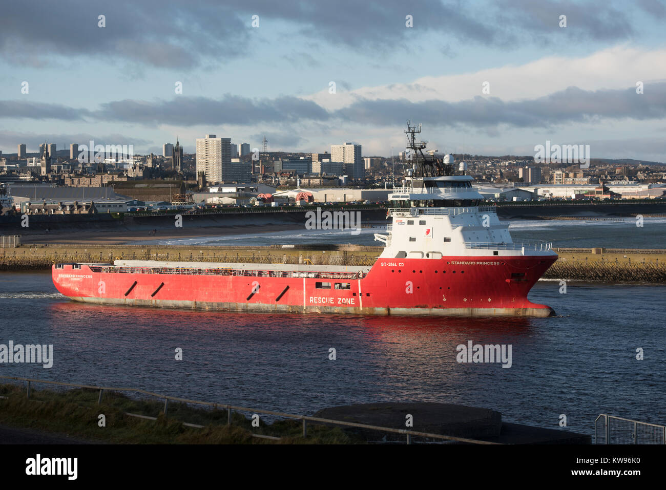 Mare del Nord alimentazione offshore nave che lascia il porto commerciale di Aberdeen docks in Grampian Regione Scozia UK. Foto Stock
