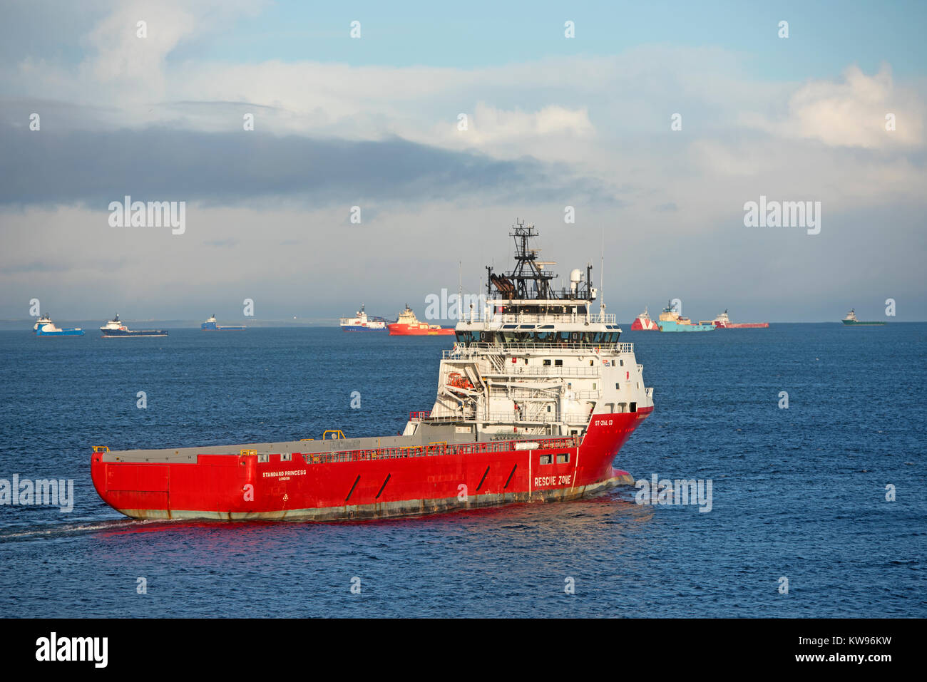 Mare del Nord alimentazione offshore nave che lascia il porto commerciale di Aberdeen docks in Grampian Regione Scozia UK. Foto Stock