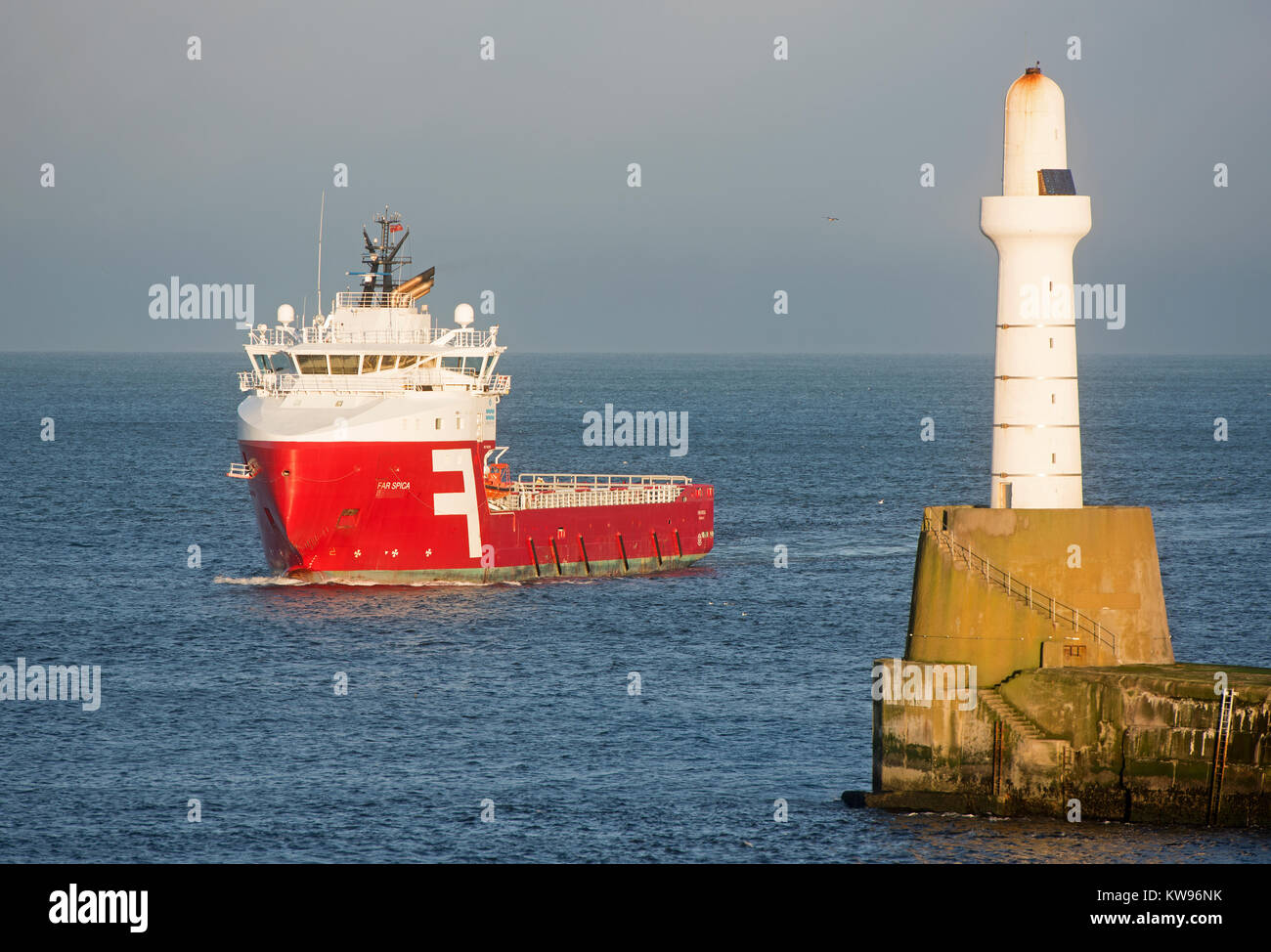 Lungi SPICA offshore del Regno Unito vaso di alimentazione avvicinando Scottish l'olio città capitale di Aberdeen da un viaggio nel Mare del Nord. Foto Stock