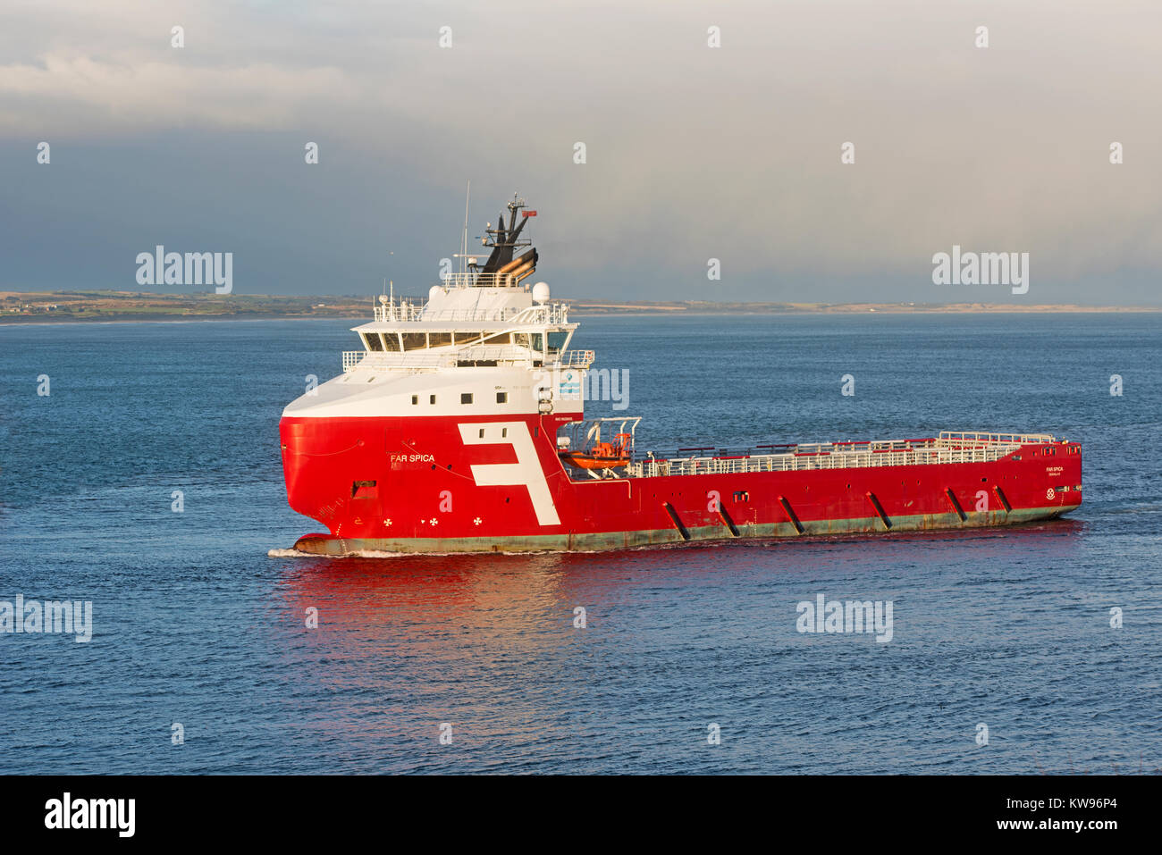 Lungi SPICA offshore del Regno Unito vaso di alimentazione avvicinando Scottish l'olio città capitale di Aberdeen da un viaggio nel Mare del Nord. Foto Stock