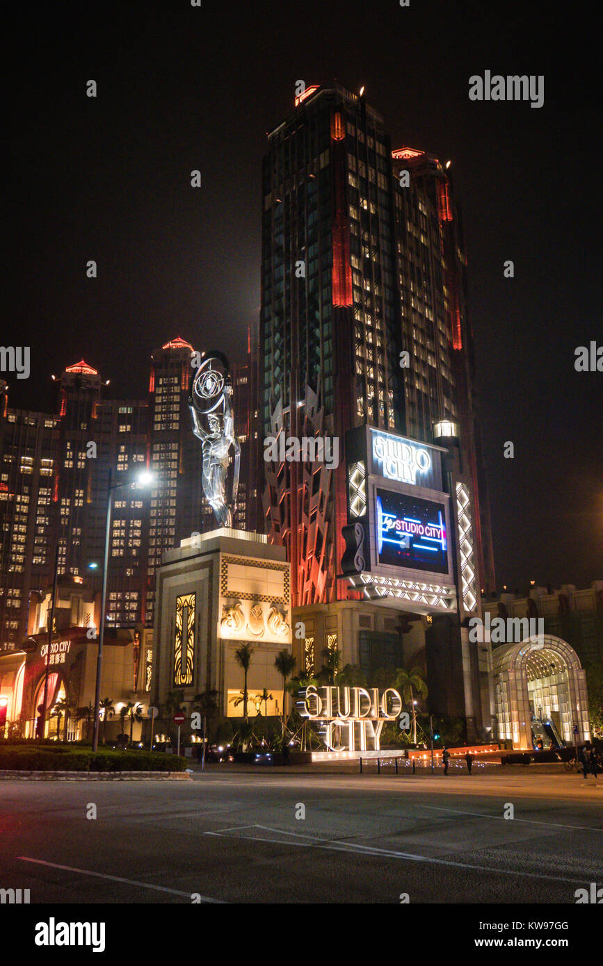 Macao studio city hotel di notte Foto Stock