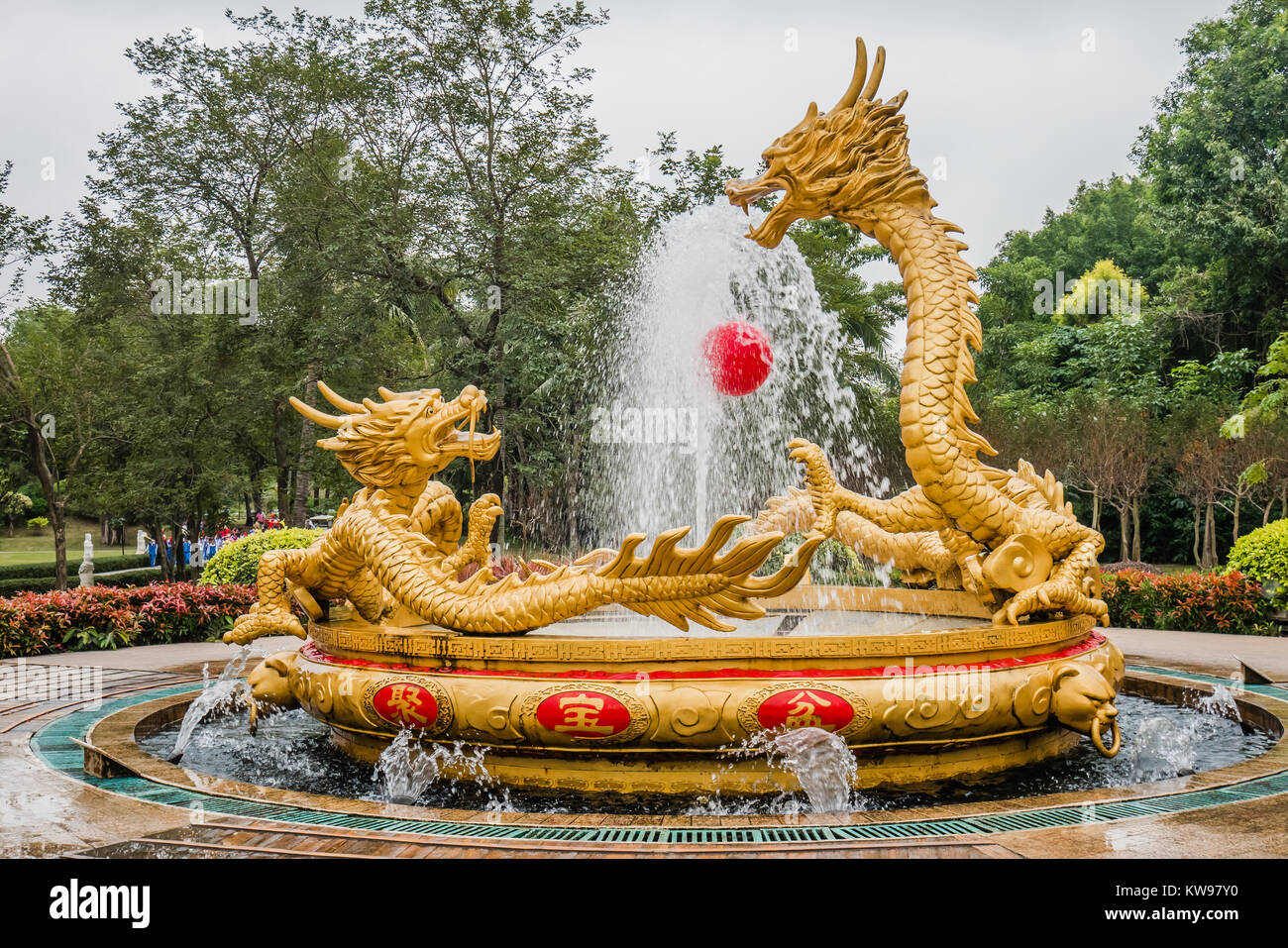 Punto di riferimento cinese versione in miniatura fontana del drago Foto Stock