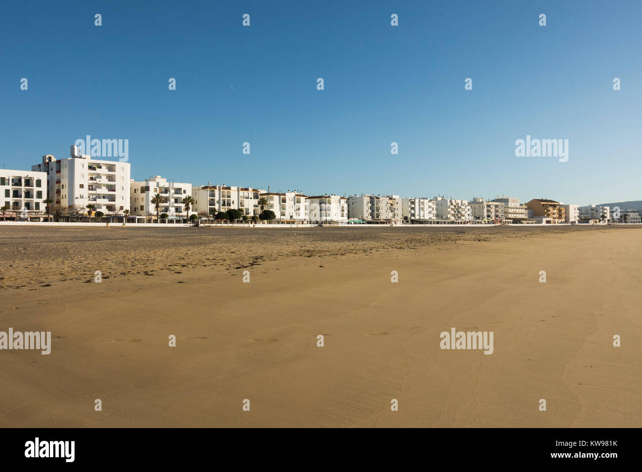 Città costiera di Barbate, bianco andaluso village, con spiagge alberghi e ristoranti, passeggiata dalla spiaggia, Costa de la luz, Andalusia, Spagna. Foto Stock