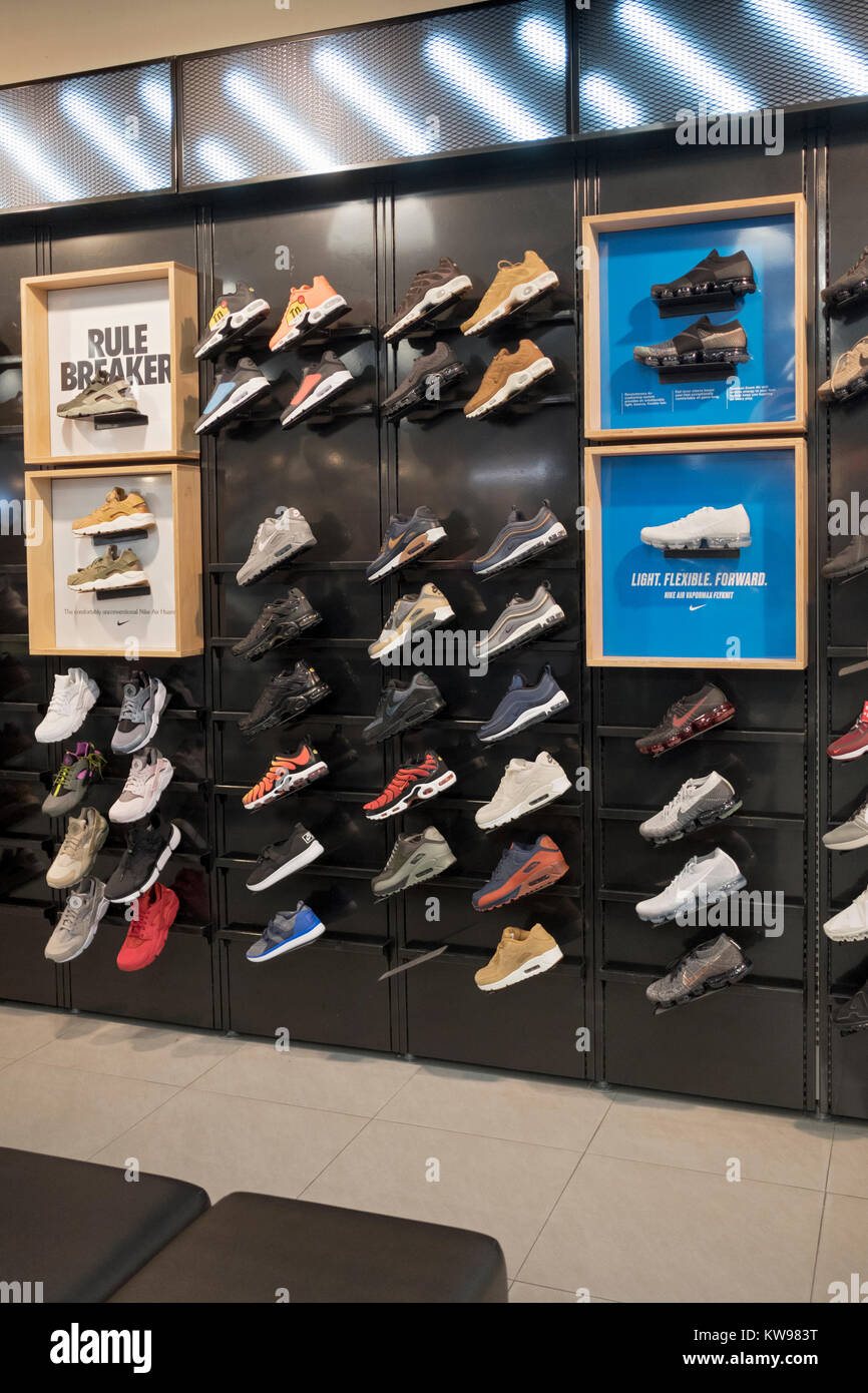 Un display a colori di scarpe Nike presso il negozio per Foot Locker nel Roosevelt Field Mall in città giardino, Long Island, New York. Foto Stock