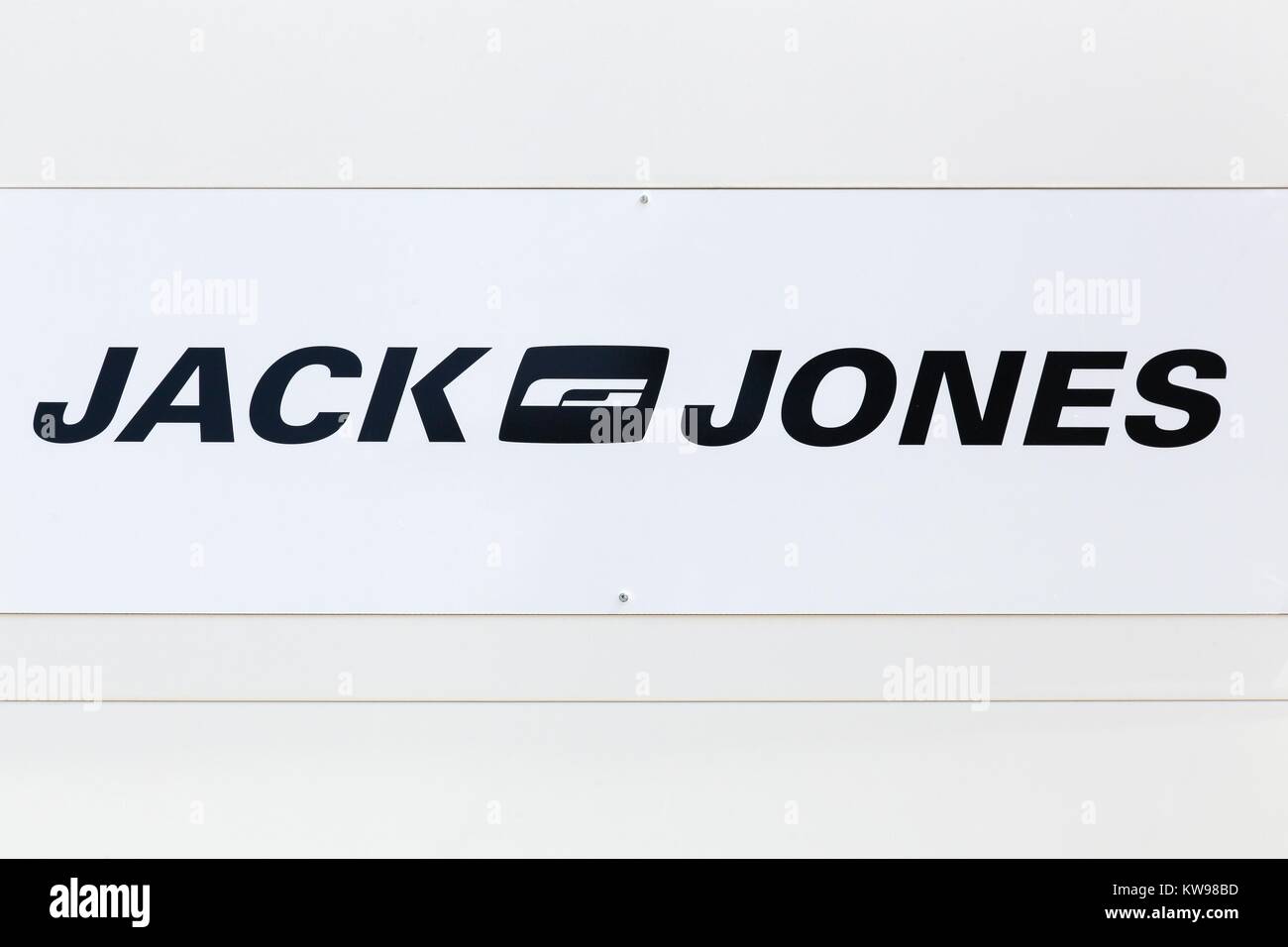 Saint EGREVE, Francia - 25 Giugno 2017: Jack e Jones logo su una parete. Il martinetto e la Jones è di marca venduti in circa 2.000 negozi al dettaglio Foto Stock