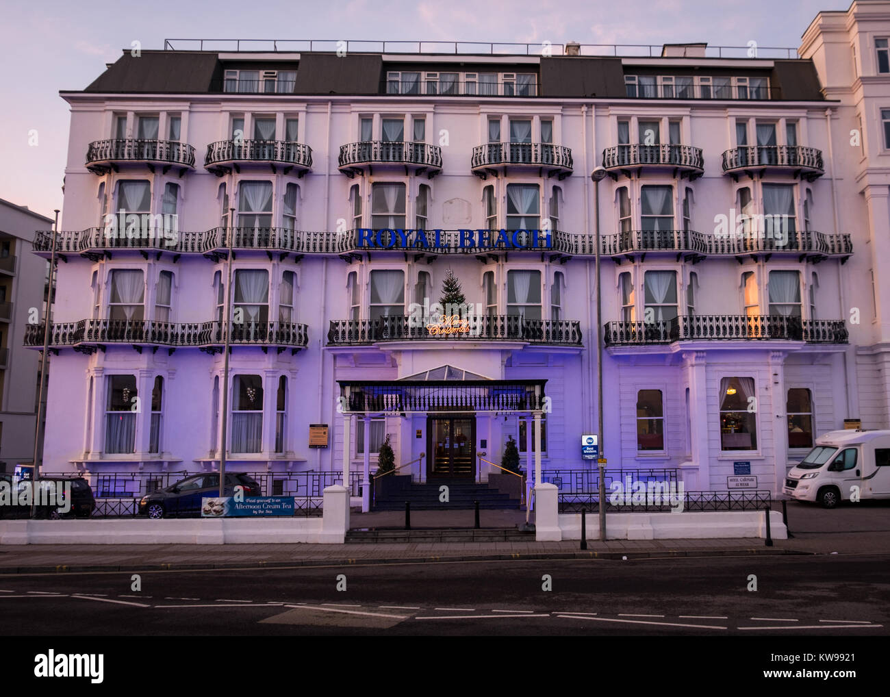 Royal Hotel sulla spiaggia al tramonto durante la stagione delle feste sul lungomare a Southsea Foto Stock