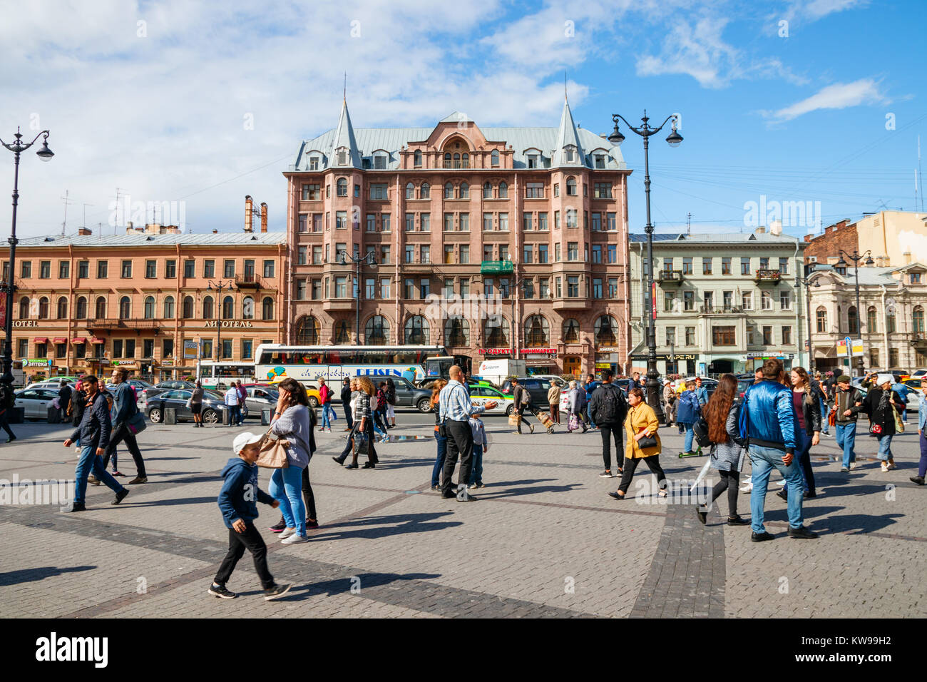 Unidentified people shopping a Ligovsky Prospekt in una giornata di sole. Ligovsky Prospekt è uno di San Pietroburgo per la strade principali. La Russia. Foto Stock