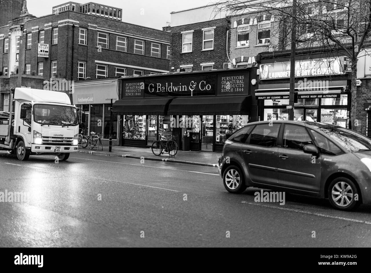 Vista del G Baldwin & Co farmacia a Walworth Road, Southwark, Londra. Foto Stock