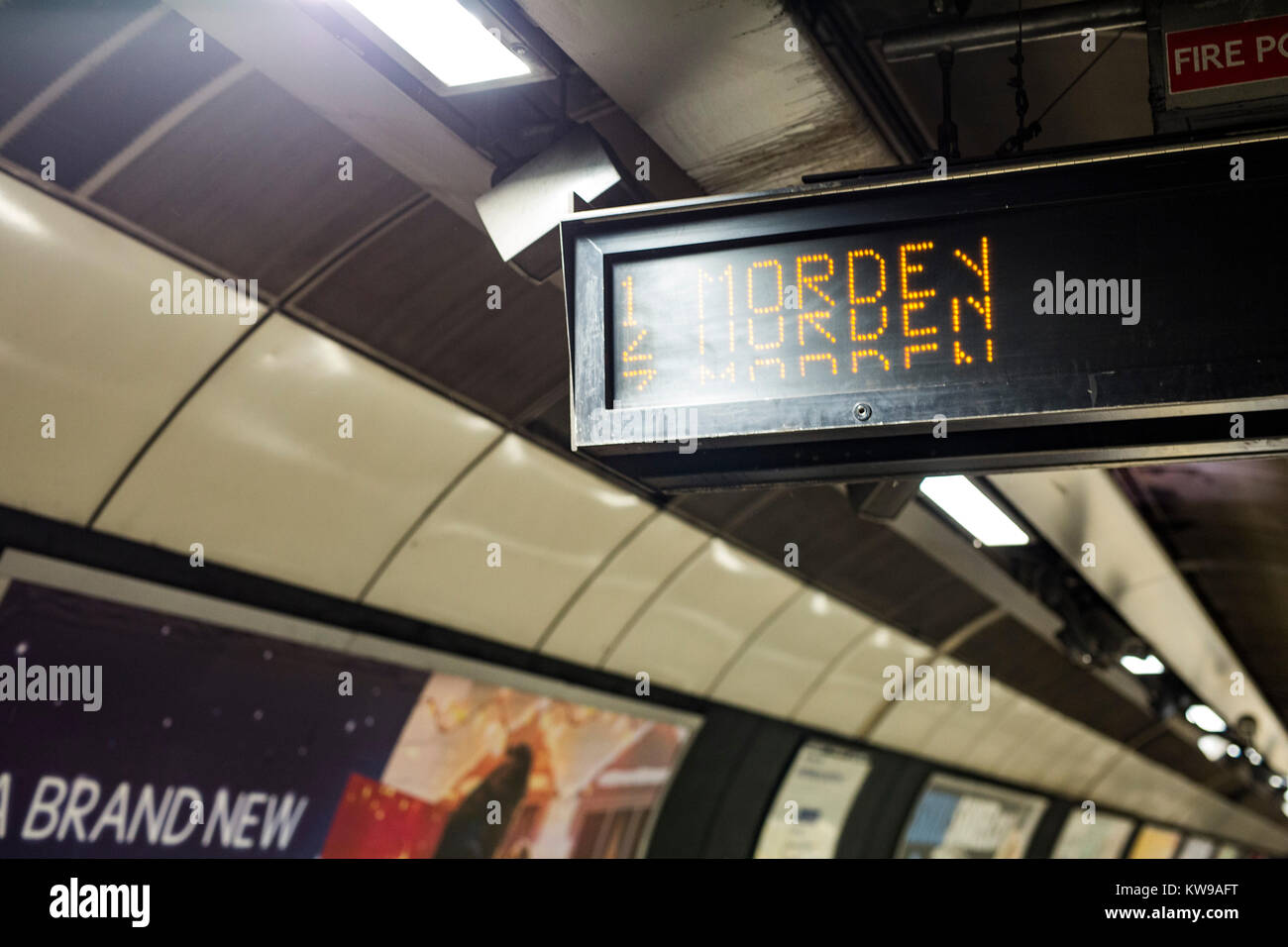 Le schede di informazioni a southbound Northern line piattaforma alla stazione di London Bridge visualizzazione 'Morden' come destinazioni finali. Foto Stock