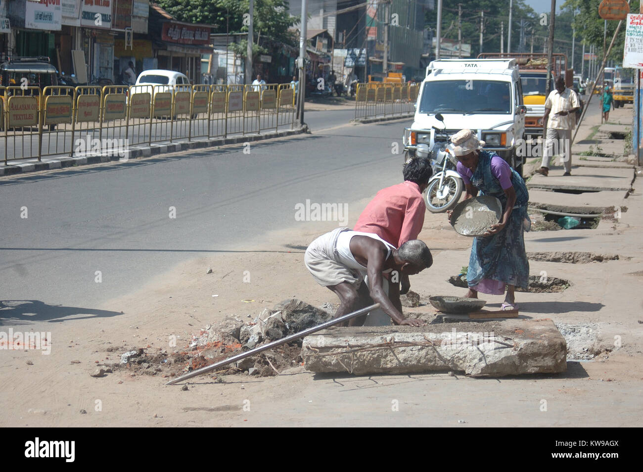 Il Tamil Nadu, India, circa 2009: una donna non identificato porta un secchio di cemento per le riparazioni stradali, circa 2009 in Tamil Nadu, India. Foto Stock