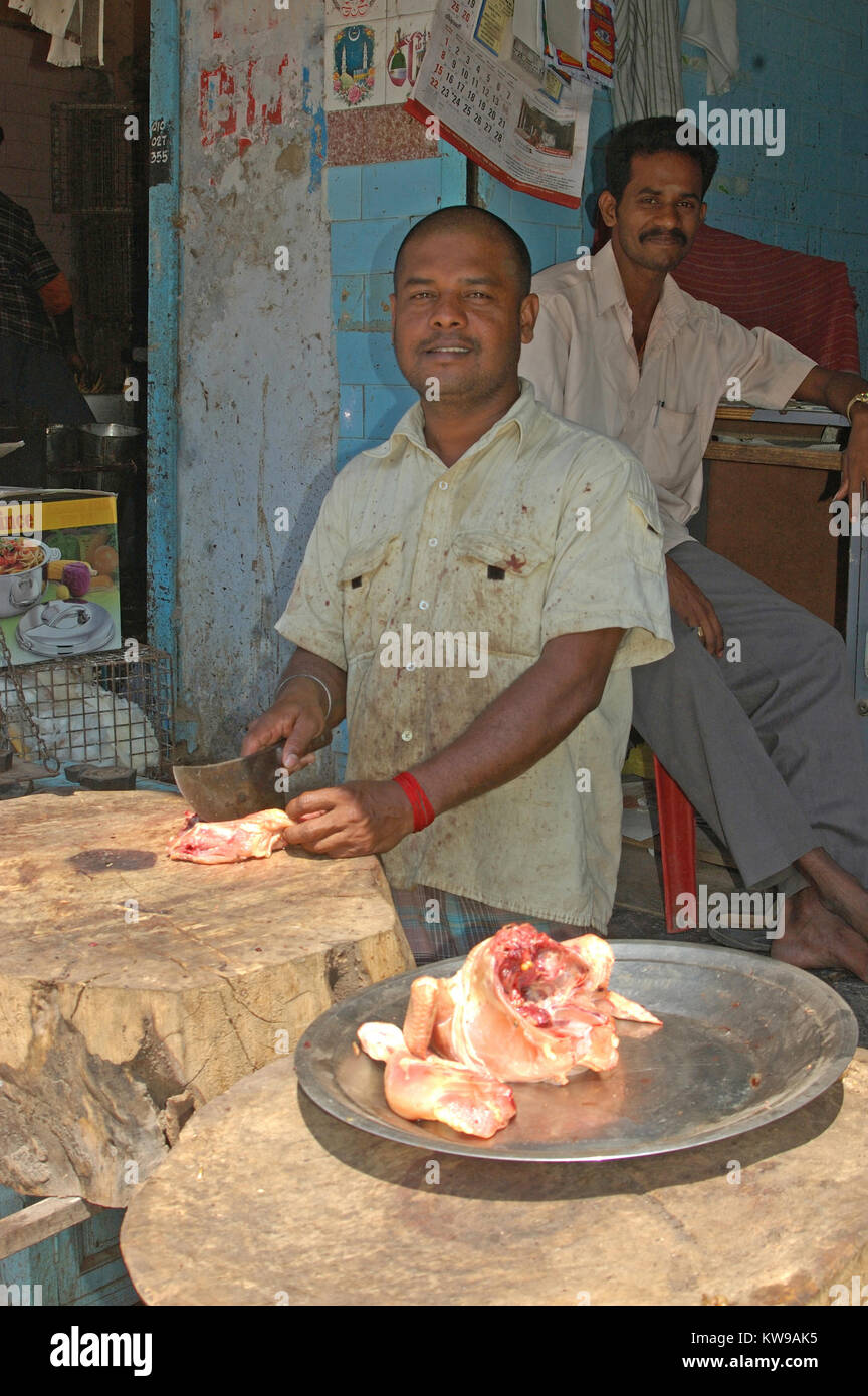 TIRUNELVELI, Tamil Nadu, India, febbraio 28, 2009: uomo indiana prepara il pollo per la vendita al mercato il 20 febbraio 2009 in Tirunelveli, Tamil Nadu, S Foto Stock