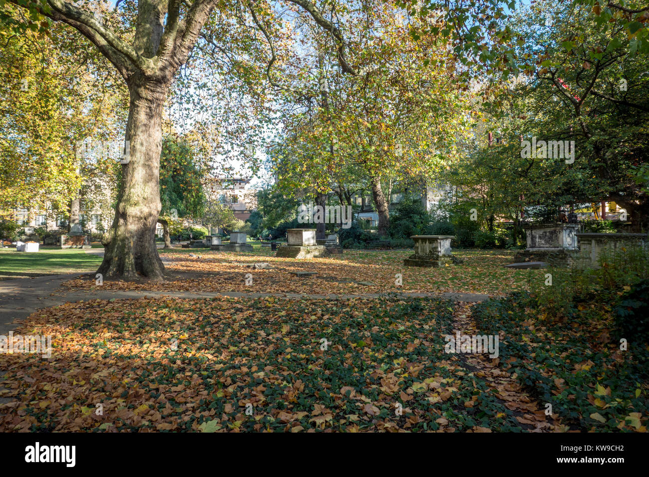 St George Gardens, Bloomsbury, Londra, Regno Unito. Xviii secolo sepoltura ora giardini pubblici con antiche tombe e monumenti restanti Foto Stock