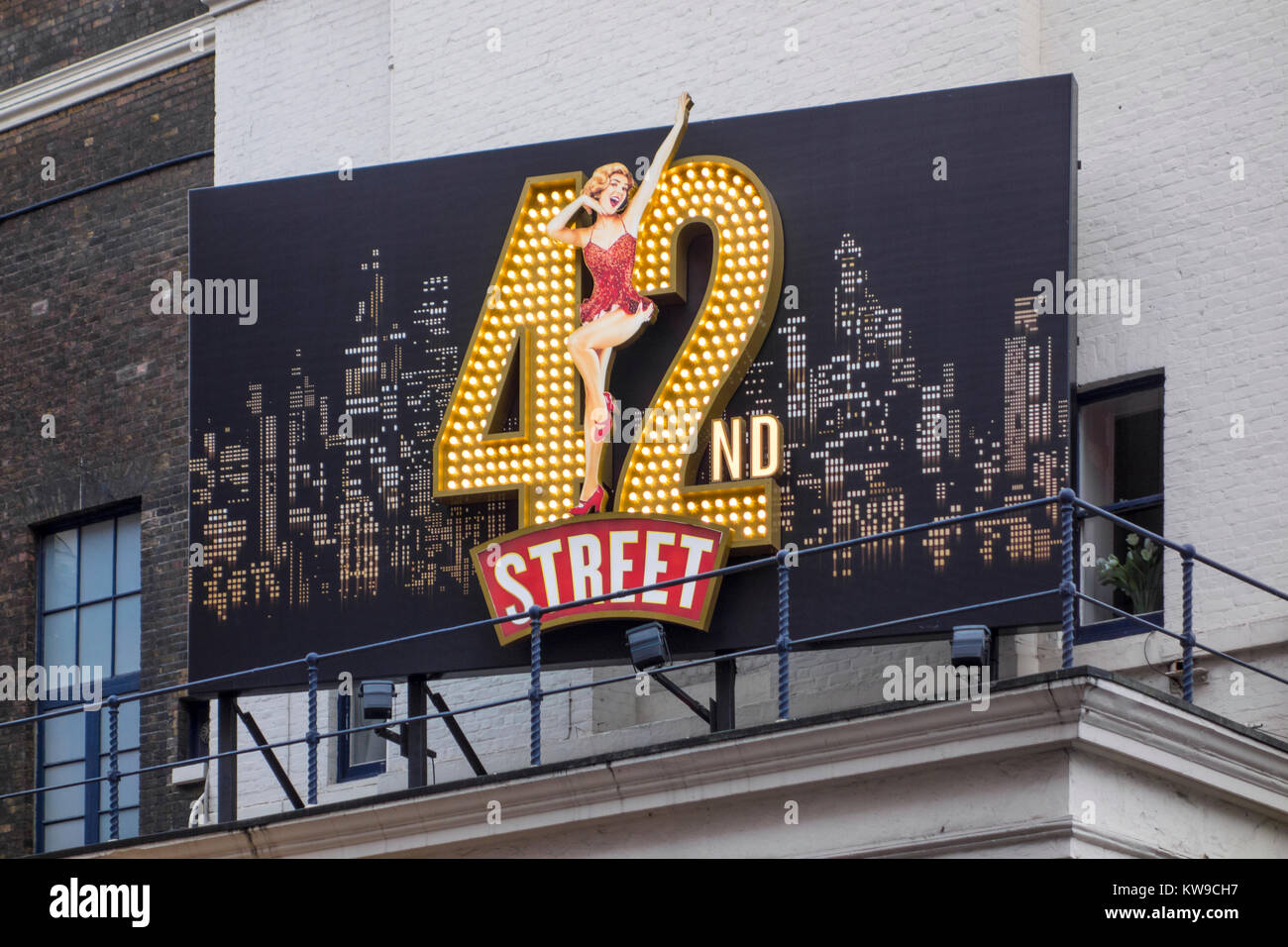 42Nd Street musical grande cartello luminoso al di fuori del Theatre Royal Drury Lane, Covent Garden di Londra, Regno Unito Foto Stock