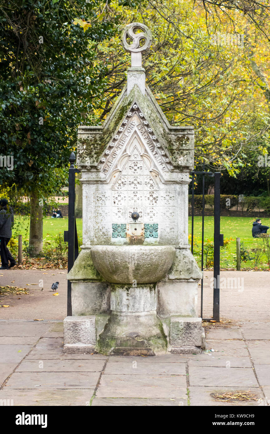 Gotico vittoriano acqua potabile fontana 1861, Lincoln's Inn campi, London, Regno Unito Foto Stock