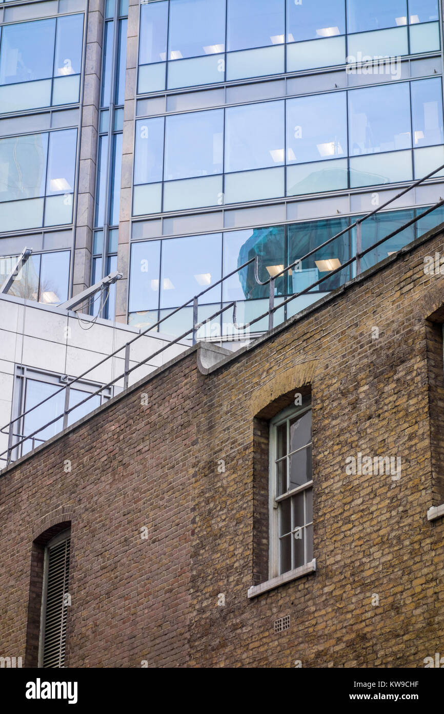 Il vecchio edificio in mattoni e moderno edificio vetrato (una strada di seta) visto da Milton Street, Città di Londra, Regno Unito. Vecchi e nuovi edifici vecchi e nuovi arch Foto Stock