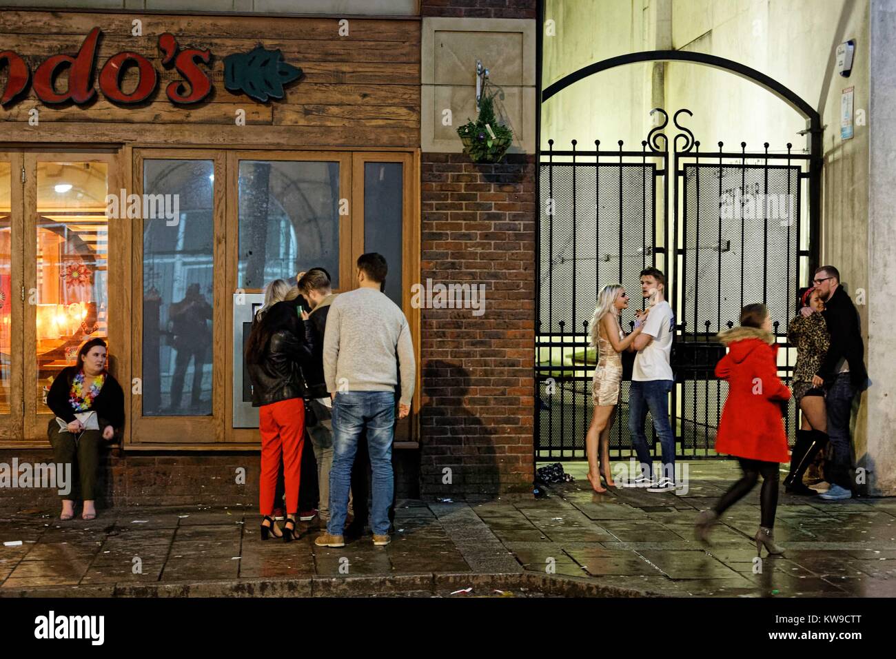 Una coda per il punto cassa accanto a una porta con due coppie Foto Stock