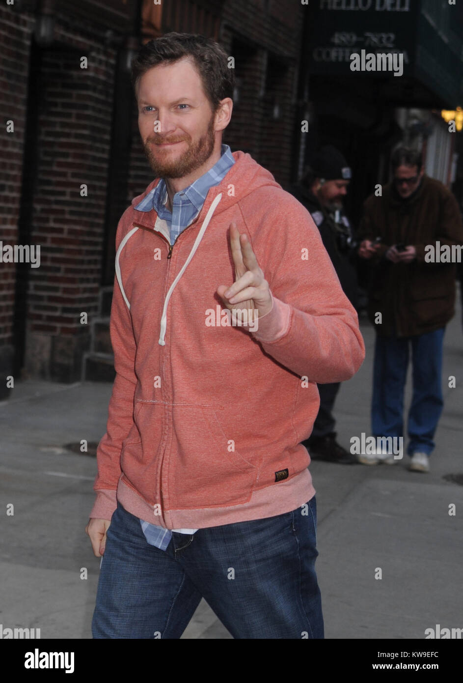 NEW YORK, NY - 24 febbraio: Stock Car racing driver Dale Earnhardt Jr entra nel "Late Show con David Letterman' alla Ed Sullivan Theater il 24 febbraio 2014 in New York City People: Dale Earnhardt Jr Foto Stock