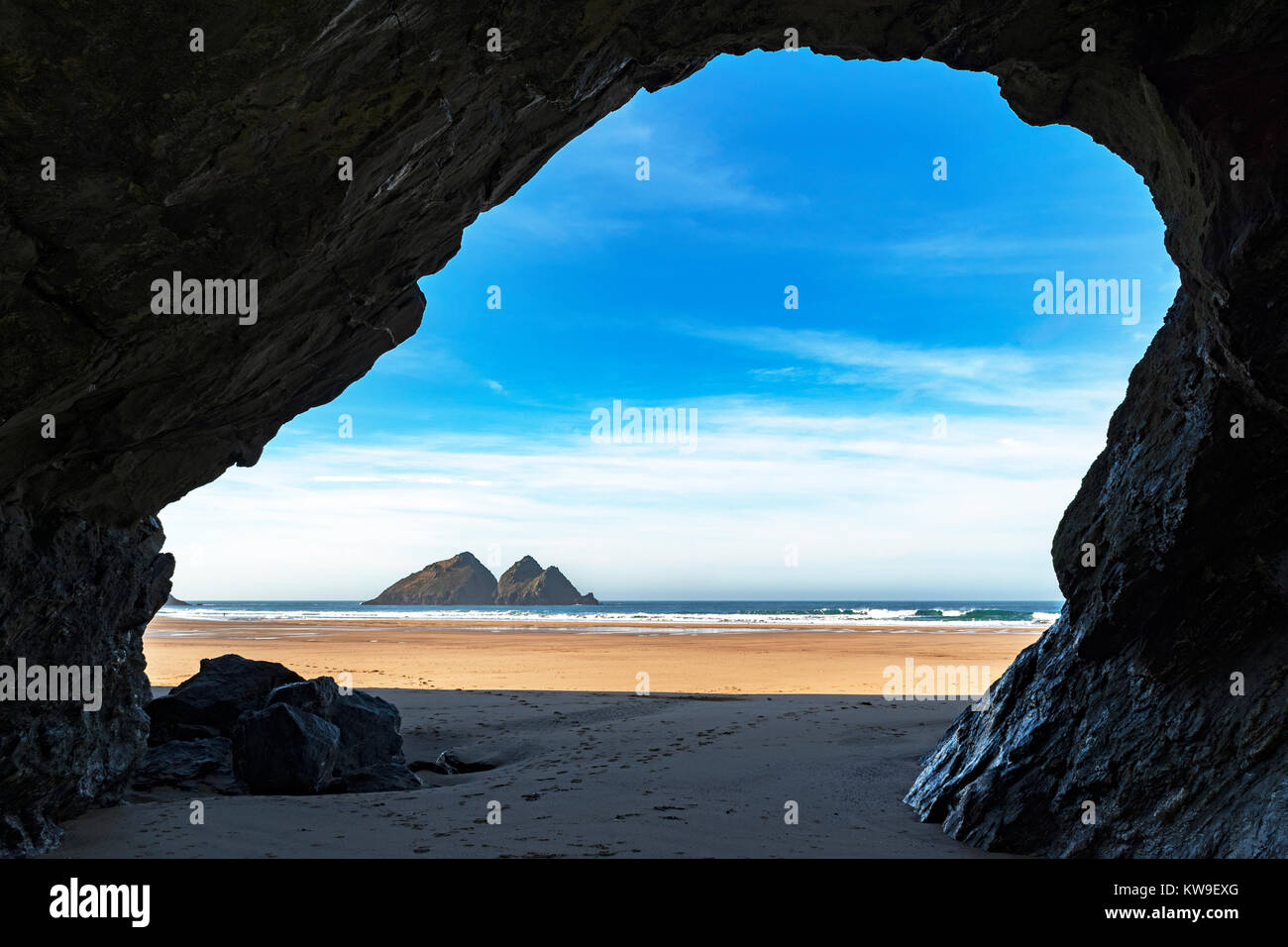 Carradori rocce aka rocce di gabbiano, foto scattate da dentro una grotta di roccia sulla spiaggia di Holywell Bay, Cornwall, Regno Unito. Foto Stock