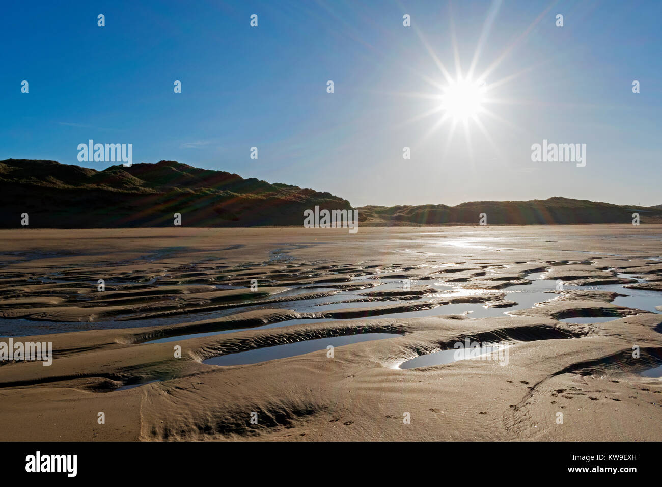 La luce diretta del sole invernale a Holywell Bay in Cornovaglia, Inghilterra, Regno Unito. Foto Stock