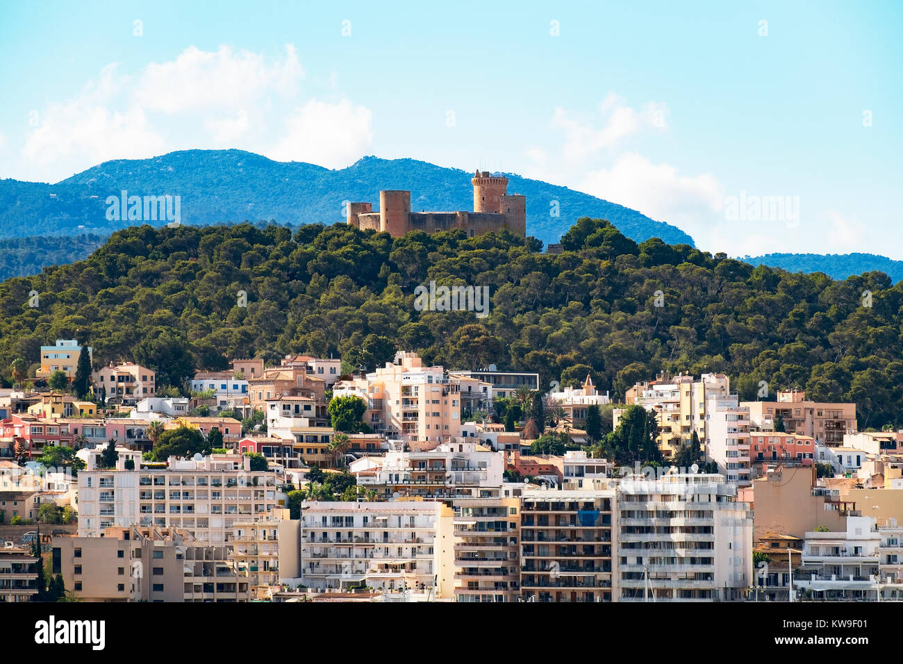 Castell de Bellver Castle che si affaccia su Palma de Mallorca, Maiorca, SPAGNA. Foto Stock