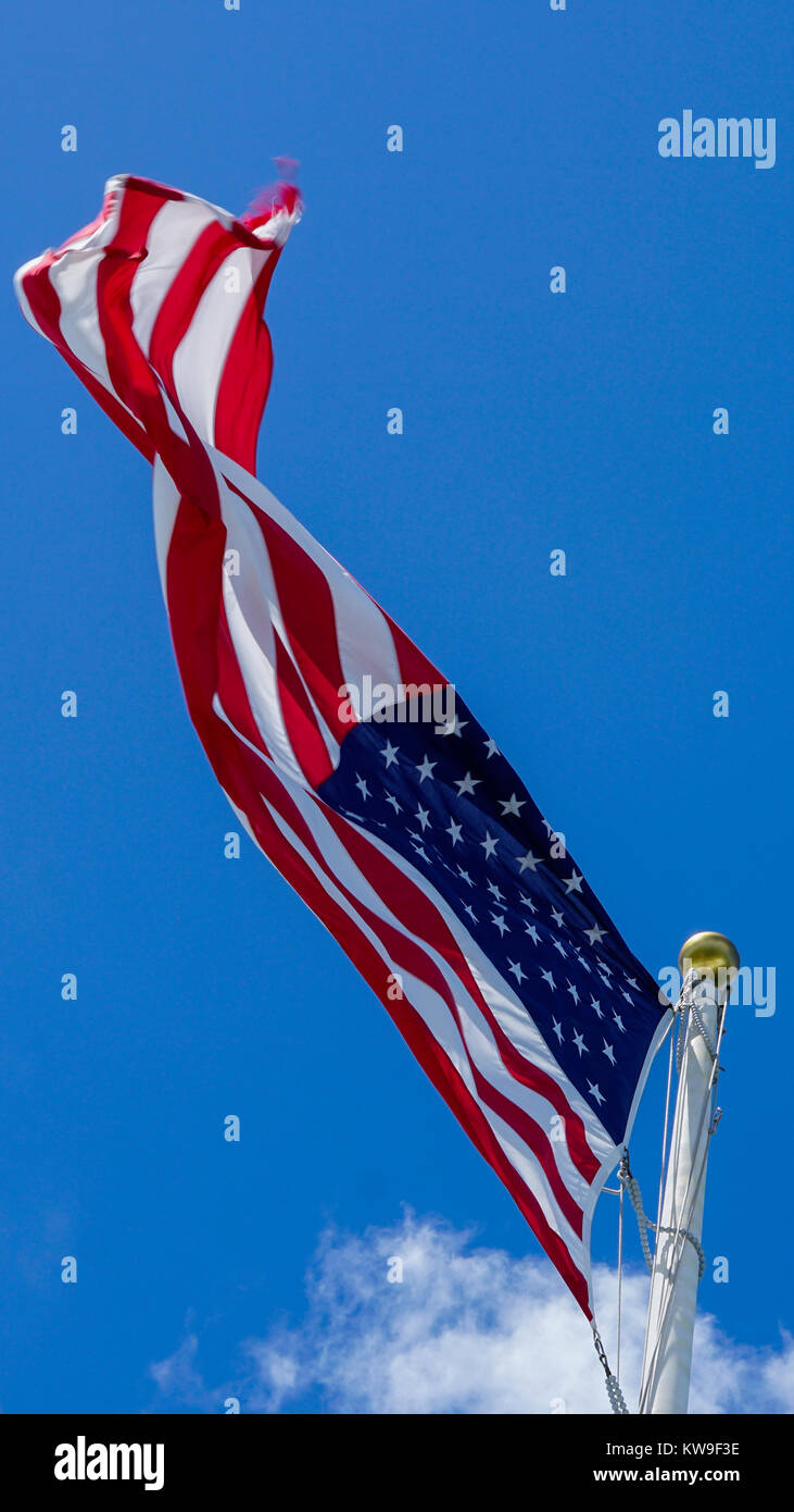 Bandiera americana che sorvola la USS Arizona Memorial, Pearl Harbor, Hawaii Foto Stock