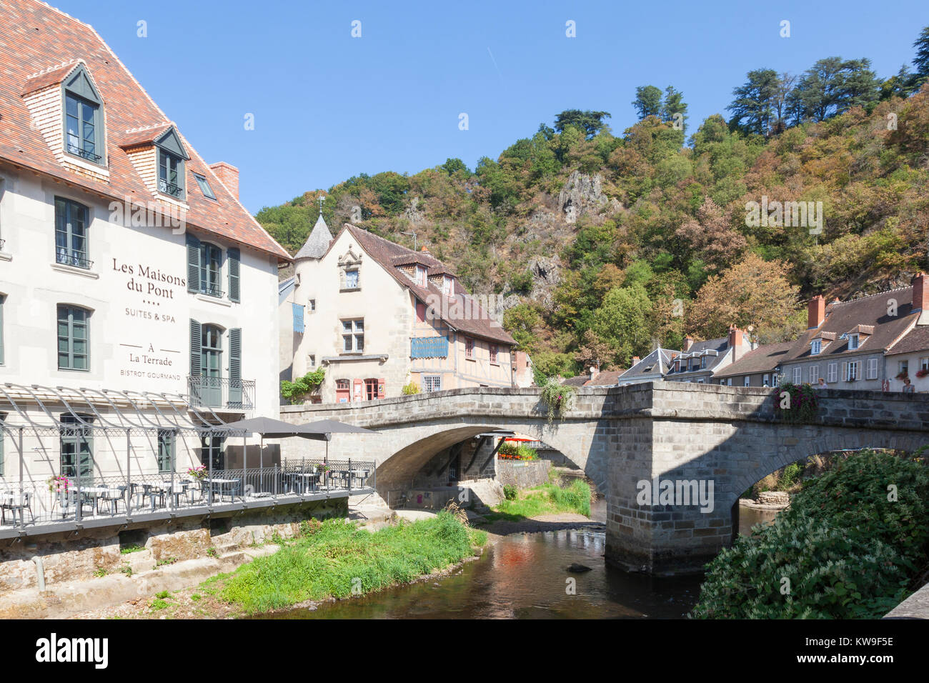 Medieval Pont de la Terrade, Aubusson, Creuse, Nouvelle-Aquitaine, Francia oltre il Fiume Creuse principali per i tessitori trimestri per l Unesco elencati Foto Stock